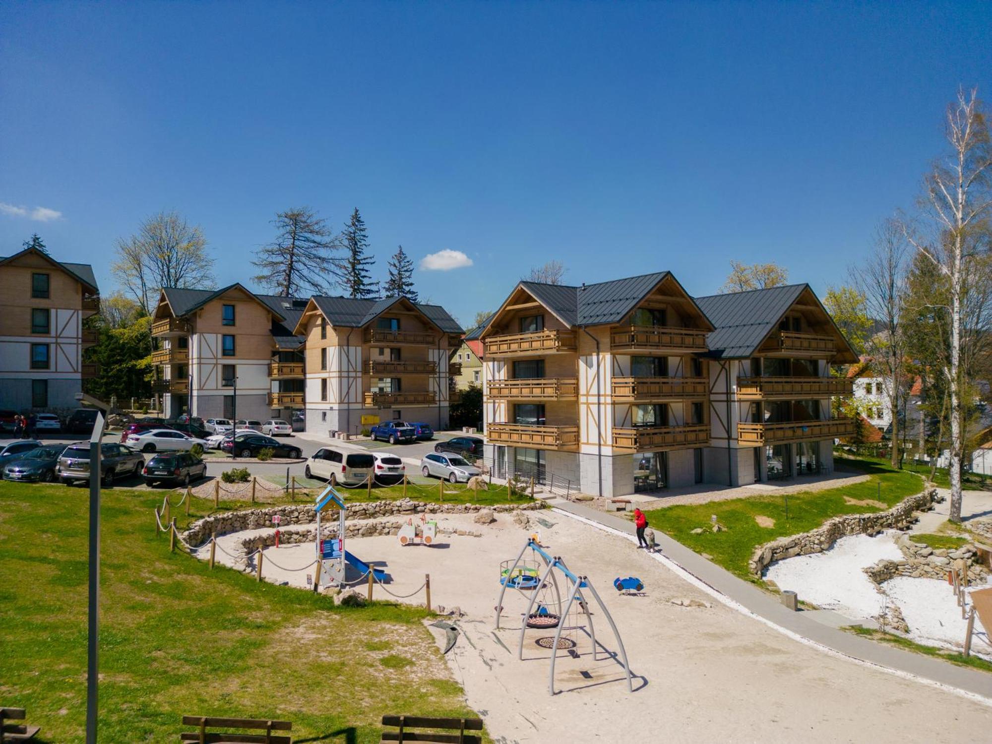 Platinum Mountain Hotel&Spa Szklarska Poreba Exterior photo Residential buildings in the village